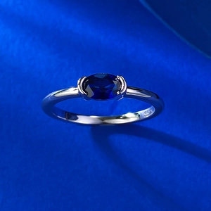 Vue macro détaillée d'une bague en argent S925 sertie d'un saphir bleu ovale
