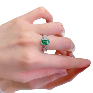925 silver ring featuring emerald-cut green gemstone with V-shaped pavé accents
