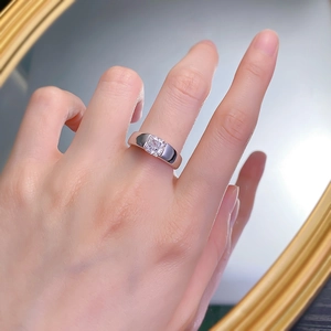 Close-up of S925 silver ring featuring a 6x6mm square-cut diamond on a model hand