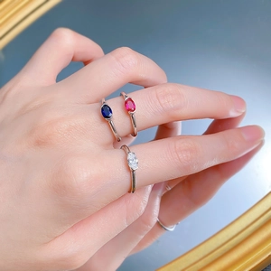 Vue détaillée de trois bagues en argent S925 avec pierres ovales rouges bleues et blanches