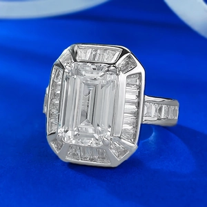 Bague classique en argent S925 avec diamant taille émeraude sur soie bleu éclatant