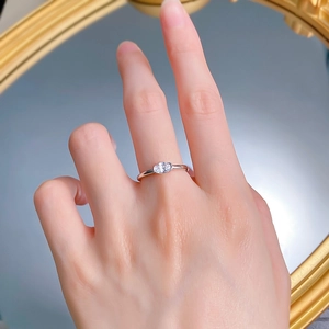 Détail d'une bague minimaliste en argent ornée d'une pierre précieuse ovale brillante