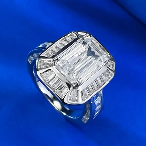 Détail macro d'une bague en argent S925 avec pierre taille émeraude et halo de diamants