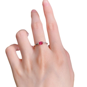 Bague minimaliste en argent S925 avec une pierre rose ovale et monture polie