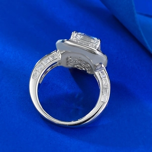 Détail macro de bague en argent S925 avec pierre taille radiant et pierres baguettes