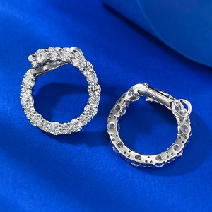 Gros plan de boucles d'oreilles créoles en argent S925 avec poinçon 925 et zircone