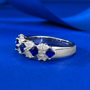 Eleganter S925 Sterling Silber Ring mit blauen Saphiren und weißen Kristallen auf Seide
