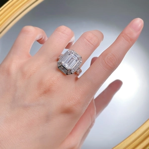 Bague luxueuse en argent S925 avec pierre taille émeraude et halo pavé style Art Déco