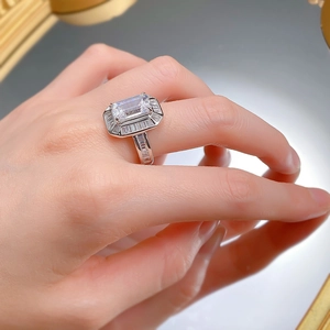 Gros plan d'une bague en argent ornée d'un grand oxyde de zirconium rectangulaire