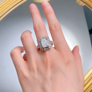Détail macro de la bague Art Déco avec coupe émeraude et serti de diamants baguette
