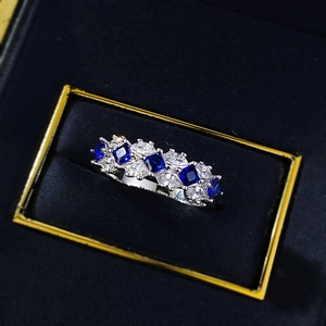 Detail eines S925 Silberrings mit abwechselnden blauen Saphiren und Diamanten im Marquise-Schliff