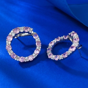 Détail des boucles d'oreilles en argent S925 avec pierres roses et zircons blancs