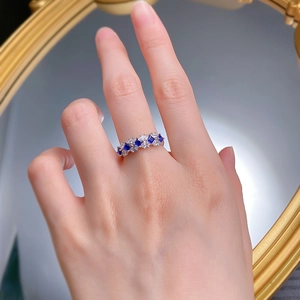 Nahaufnahme des S925 Silberrings mit blauen Saphiren und funkelnden CZ-Steinen