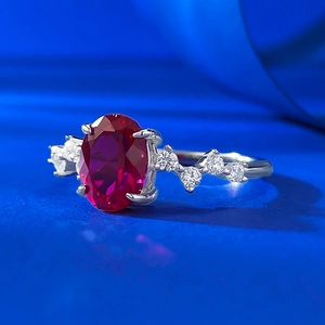 Bague élégante en argent S925 avec pierre rouge sang de pigeon et accents diamants