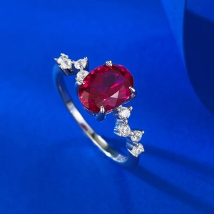 Bague en argent S925 avec rubis rouge sang de pigeon ovale et accents de zircon