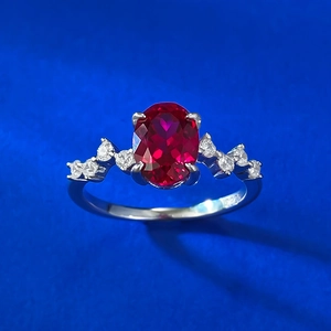 Détail macro du poinçon argent S925 et du sertissage de corindon rouge ovale
