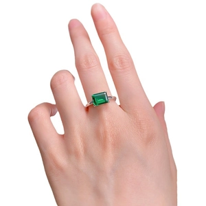 Elegant 925 silver ring featuring a 7x9mm emerald-cut green gemstone on a model's hand