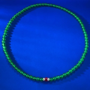 Collana di perle in calcedonio verde con ciondolo gemma rossa e distanziatori in argento