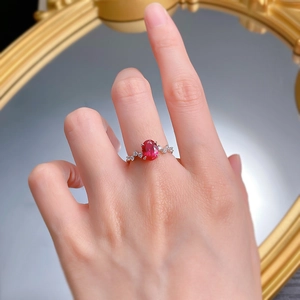Détail d'une bague en argent S925 avec rubis rouge ovale et diamants en forme de feuille