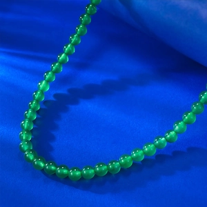 Dettaglio di una collana di perle di calcedonia verde imperiale da 6mm lucida