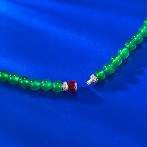 Collana di calcedonio verde con chiusura a vite rosso rubino e dettagli in diamanti