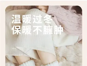 Gros plan de chaussettes thermiques blanches en maille torsadée sur un tapis moelleux