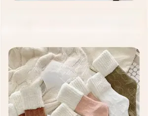 Détail de chaussettes d'hiver épaisses en laine avec revers blancs duveteux sur fond en tricot
