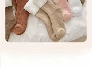 Détail de chaussettes d'hiver épaisses avec doublure polaire et revers doux en laine sherpa