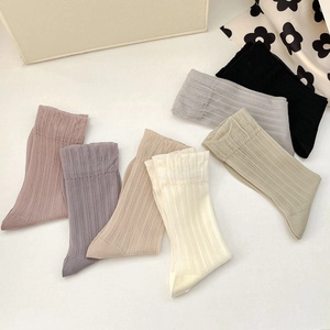 Detailansicht gerippter Socken mit Spitzenrand in sieben sanften Pastellfarben