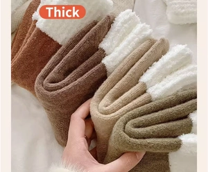 Vue détaillée de chaussettes d'hiver épaisses avec doublure polaire en tons terre