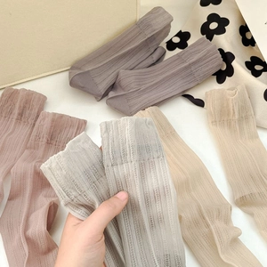 Damen-Söckchen im japanischen Stil mit vertikalen Rippen in sanften Pastelltönen