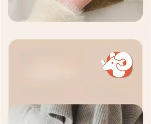 Vue macro détaillée de la doublure en peluche chaude et du tricot côtelé gris des chaussettes