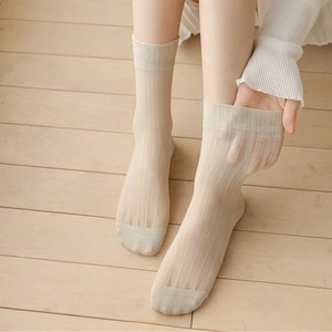 Detail von transparenten beige Socken mit vertikalen Streifen und atmungsaktivem Stoff