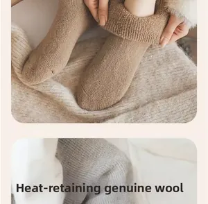Gros plan de chaussettes épaisses en laine thermique avec texture tricotée et revers