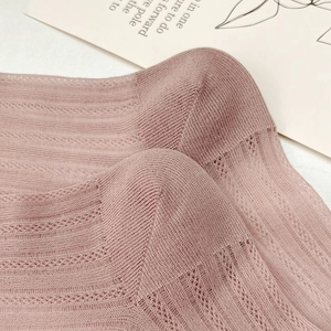 Nahaufnahme süßer Spitzensocken mit vertikalen Streifen und dünnem Mesh-Gewebe