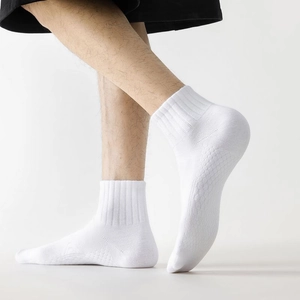 Chaussettes de sport blanches pour hommes avec maille respirante et revers côtelés