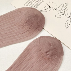Detailansicht rosa Strickstrümpfe mit zartem vertikal gestreiftem Spitzenmuster