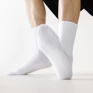 Détail de la chaussette de sport blanche avec semelle alvéolée et bords-côtes en coton