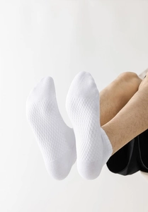 Gros plan de chaussettes de sport blanches pour hommes avec maille alvéolée respirante