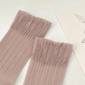 Detail von hellrosa Spitzensocken mit vertikalen Strickstreifen und weichem Mesh