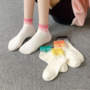 Breathable cotton ankle socks with rainbow stripes and R embroidery in 5 pastel colors