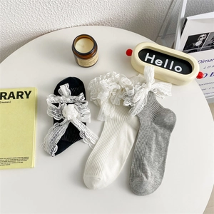 Vue détaillée de chaussettes mi-mollet style Lolita avec dentelle et nœuds rubans