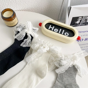 Détail de lot de 3 paires de chaussettes en coton avec nœuds en dentelle noir, blanc et gris