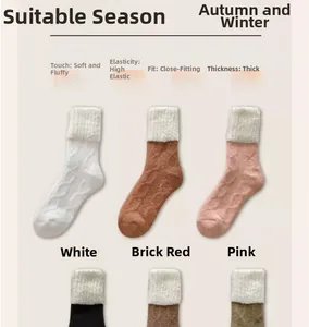 Détail de chaussettes en laine épaisses montrant la maille douce et la doublure chaude