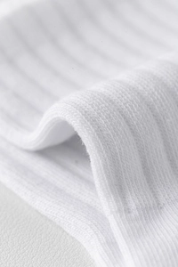 Gros plan de chaussettes de sport blanches en coton avec une texture tricotée à côtes