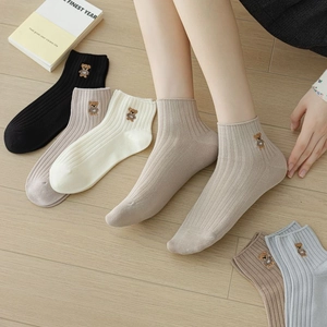 Chaussettes en coton respirantes avec broderie ours et texture côtelée verticale