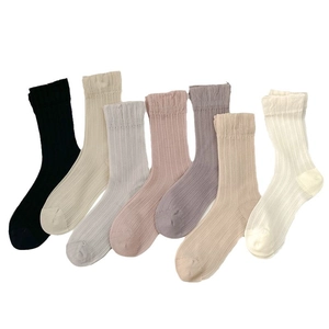 Sieben Paar japanische Socken mit Rippenmuster und Spitzenborte in verschiedenen Pastellfarben