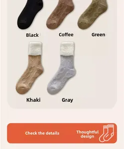 Gros plan de chaussettes thermiques en maille épaisse en noir, café, vert, kaki et gris