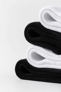Vue détaillée de chaussettes en coton blanc et noir avec texture côtelée de sport