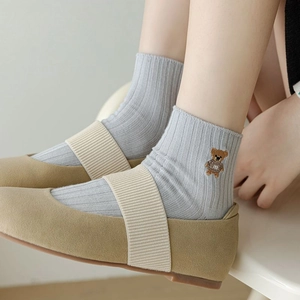 Chaussettes en coton à rayures verticales bleu clair avec écusson ours brodé en 3D